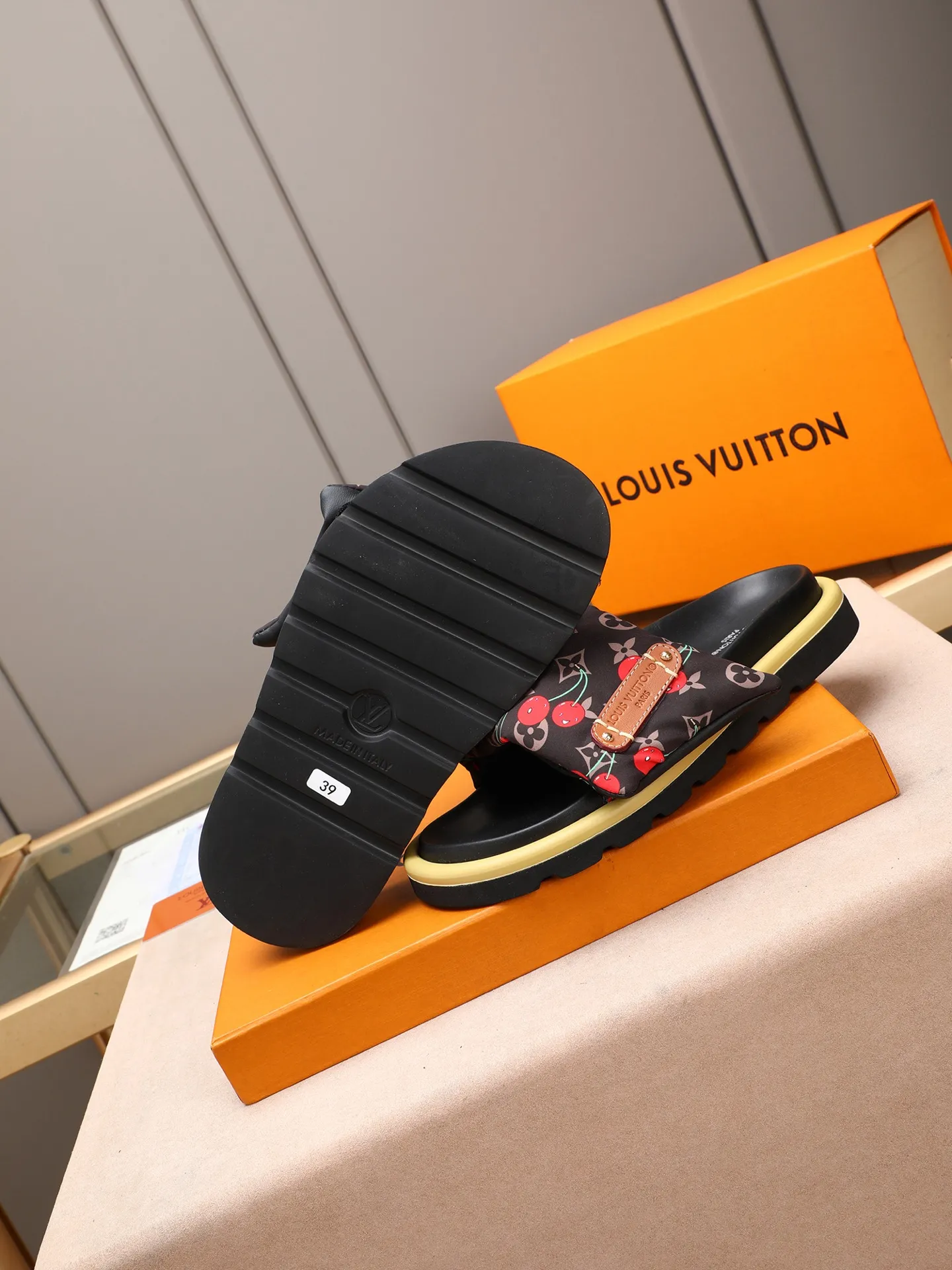PP360 [LOUIS VUITTON] Louis Vuitton, LV printing, men's and women's slippers are on the market. The drawer box packaging comes with a cloth bag and a card. The upper pattern looks very soft and waxy, and it is a super versatile leg slimming tool. Fabric: imported denim/canvas/old fabric, LV hardware LOGO, official website pattern printing, comfortable to wear, feet: high-elastic PU water table. Sole: foam sole, heel height: about 5cm. Code number: 35-46, 35, 45, 46 are custom-made and non-returnable. Color: multiple colors and styles available.